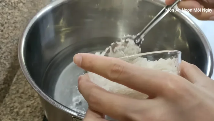 Nấu sôi 3 lít nước, cho gạo và đậu xanh vào nấu cho đến khi nhừ.