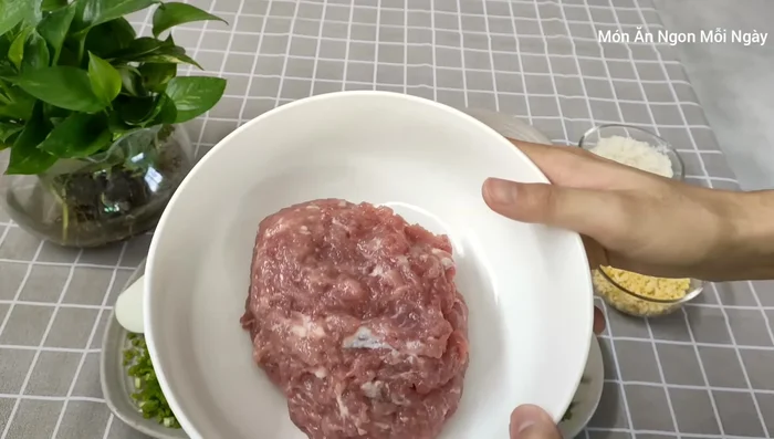 Băm nhỏ thịt bò, ướp với 1 muỗng cà phê muối để thịt không bị bở.