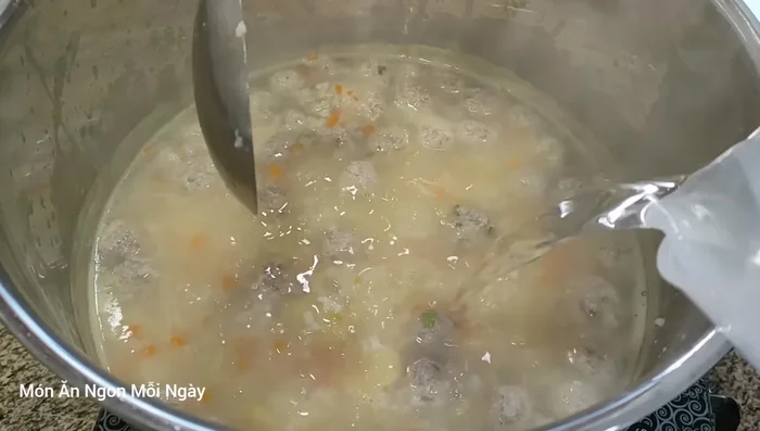 Thêm nước nếu cháo quá đặc. Nêm nếm lại gia vị cho vừa ăn.