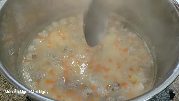 Vớt hành tây ra.