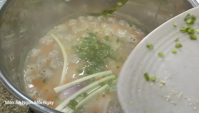 Cho hành lá vào, nấu thêm khoảng 10-12 phút.