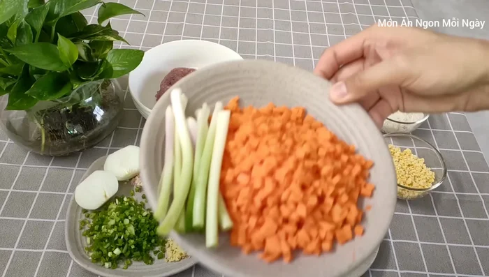 Xắt hạt lựu cà rốt.