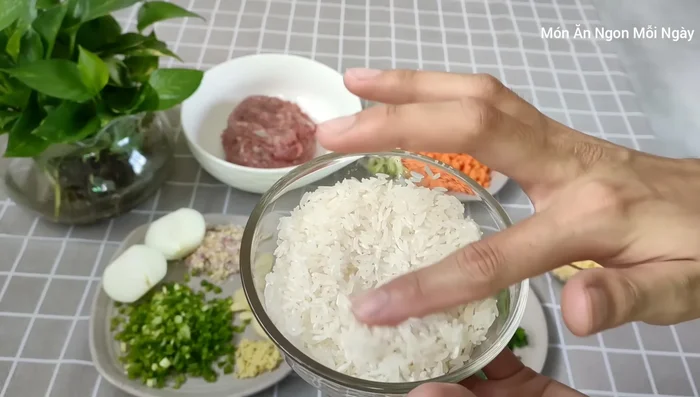 Vo sạch gạo và đậu xanh (đậu xanh nên ngâm trước vài tiếng).
