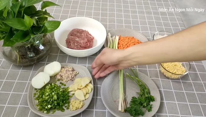 Cắt nhỏ sả, ngò rí, hành lá, băm nhuyễn hành tím, tỏi, hành tây.