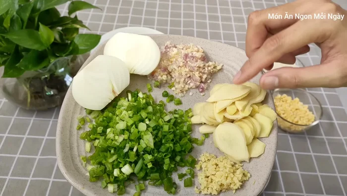 Cắt lát gừng (một ít để phi thơm, một ít để cho vào cháo).