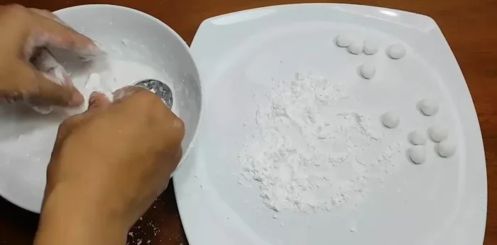 Nhào bột lọc cho đến khi dẻo mịn. Thêm đậu đen đã nấu vào bột lọc, trộn đều (105.05-113.9).