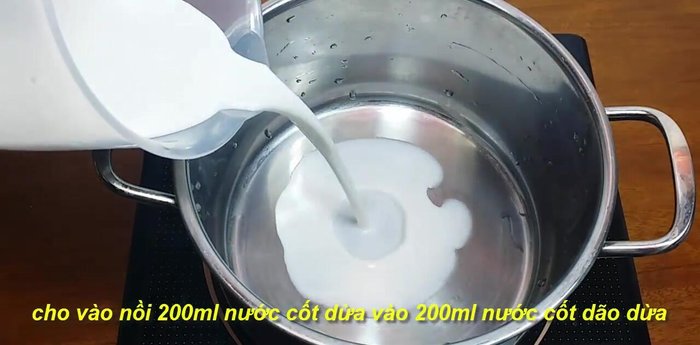 Làm nước cốt dừa: Trộn nước cốt dừa, đường, muối, bột gạo, bột năng và nước (151.67-213.14). Đun sôi nhẹ và khuấy đều đến khi nước cốt sánh lại, rồi tắt bếp.