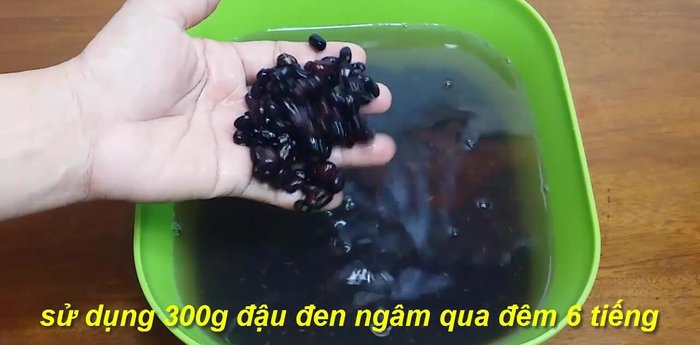 Ngâm đậu đen qua đêm (27-31.05). Sau đó, vớt đậu đen ra rửa sạch.