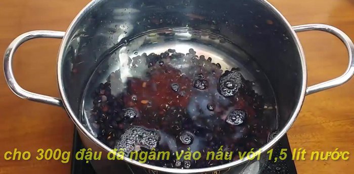Nấu đậu đen cho mềm (57-62.46). Thêm một ít nước để đậu đen được mềm và ngấm nước.