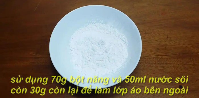 Làm bột lọc: Trộn bột năng với nước sôi (72.36-80.909), khuấy đều đến khi tạo thành hỗn hợp mịn. Thêm nước lạnh nếu cần (91.44-102.72) để tạo độ dẻo.