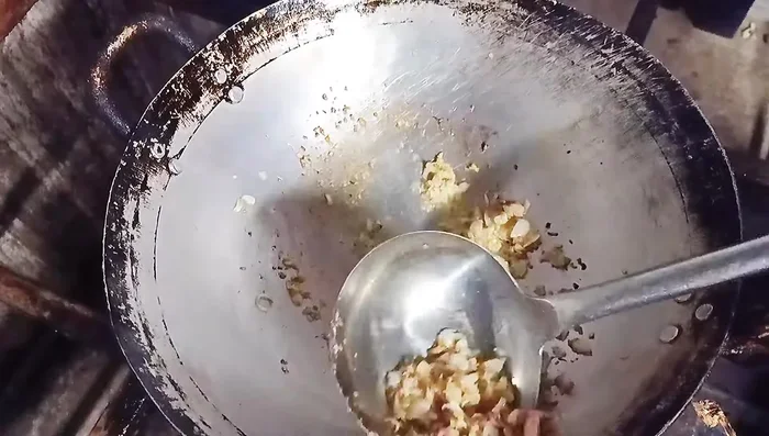 Làm nước dùng: Phi thơm hành khô, sả, cho cà chua vào xào, sau đó cho nước luộc măng (lấy phần nước trong) vào.