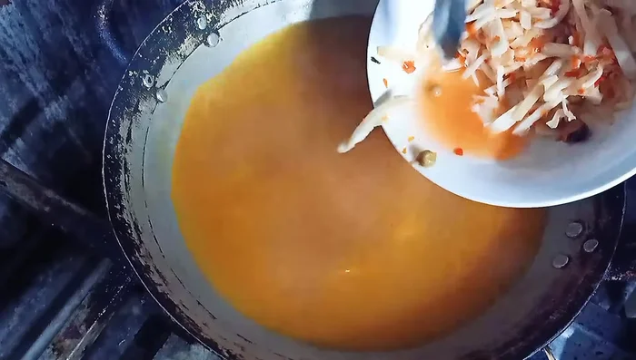 Nêm nếm nước dùng: Thêm măng cay, nước mắm, bột ngọt, bột nêm, đường vào nước dùng cho vừa ăn.