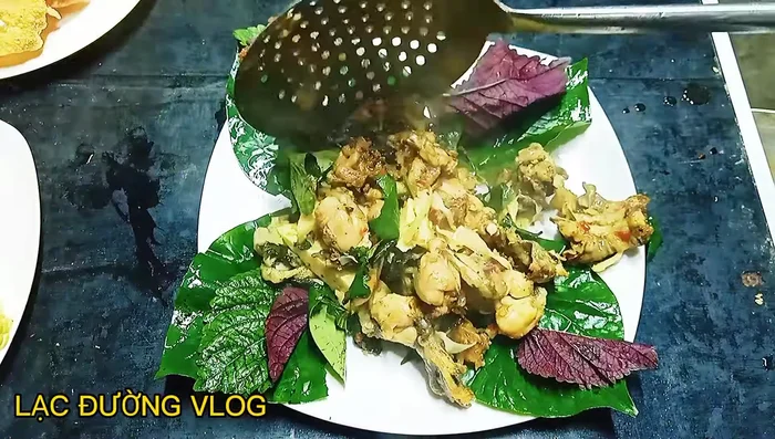Chuẩn bị rau ăn kèm: Thái nhỏ lá lốt, tía tô.