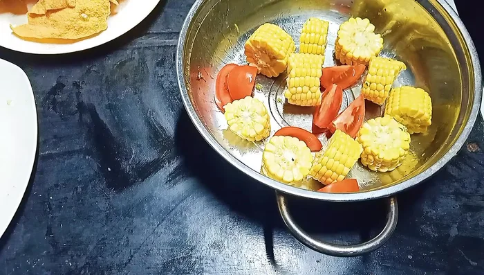 Trình bày và thưởng thức: Cho ếch măng cay ra đĩa, trang trí với rau ăn kèm. Cho thêm ngô, cà chua, váng đậu, nước dùng vào nồi lẩu.