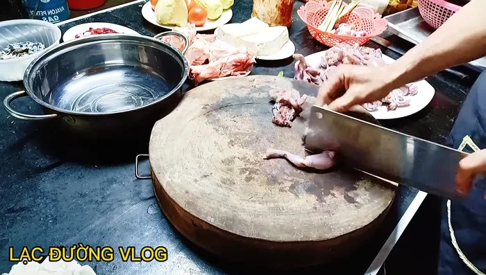 Chặt thịt ếch: Chặt thịt ếch thành miếng vừa ăn, chặt rộng để khi xào không bị dính.
