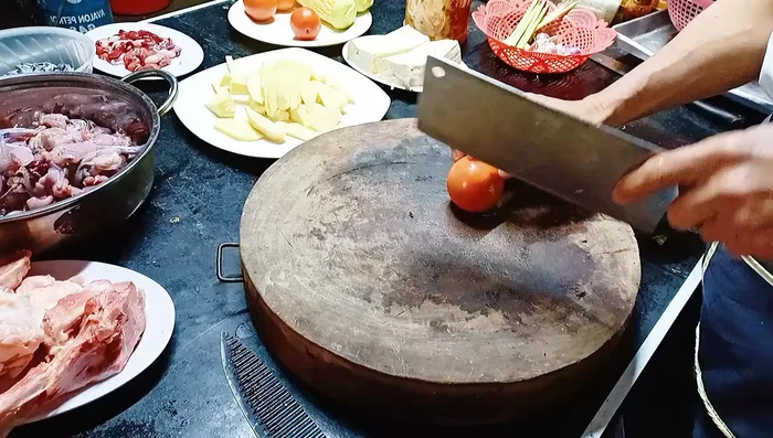 Sơ chế nguyên liệu: Măng chua thái mỏng, măng cay thái nhỏ, hành khô, sả băm nhỏ.