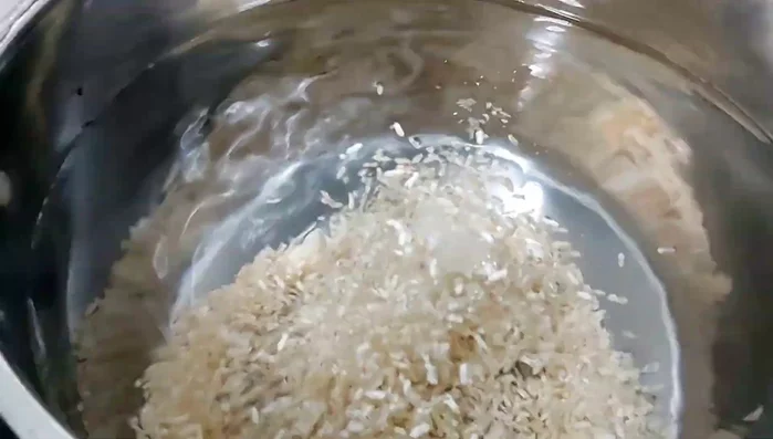 Đun sôi nước, cho gạo vào nấu.