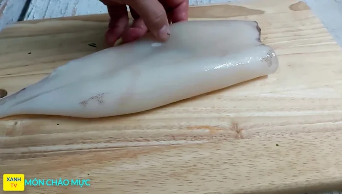 Làm sạch mực, cắt thành từng miếng vừa ăn.