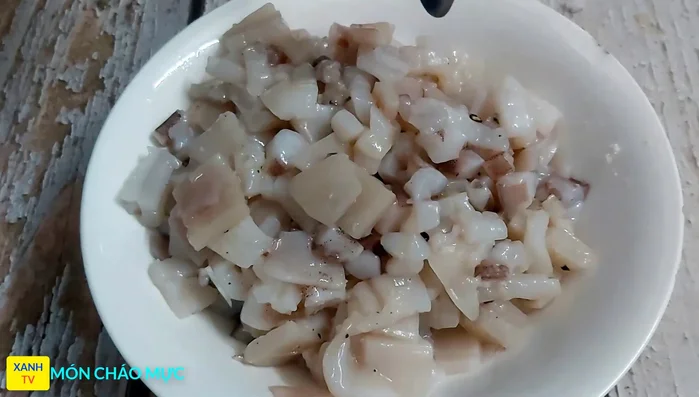 Phi thơm hành tím, cho thịt băm vào xào chín.