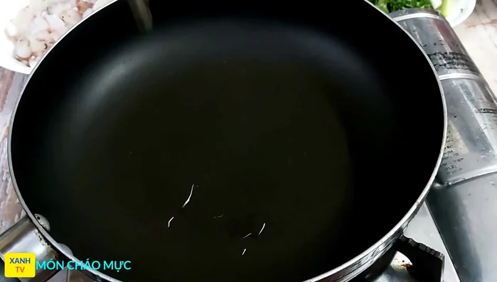 Cho mực vào xào sơ.