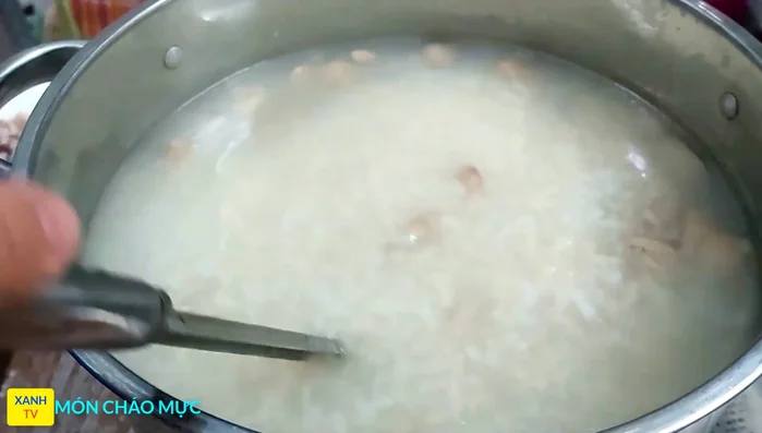 Thêm nấm vào nấu cùng.