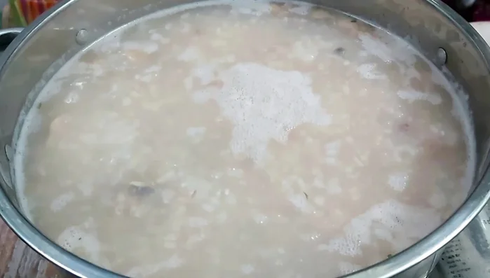 Nêm nếm gia vị: hạt nêm, bột ngọt, đường, muối, tiêu, nước mắm cho vừa ăn.