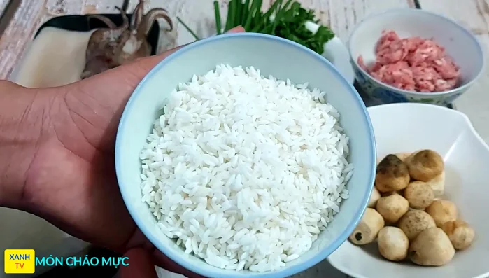 Vo sạch gạo, ngâm khoảng 10 phút cho ráo nước rồi rang cho thơm.