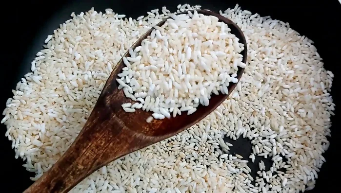 Cắt nhỏ hành lá, hành tím, nấm.