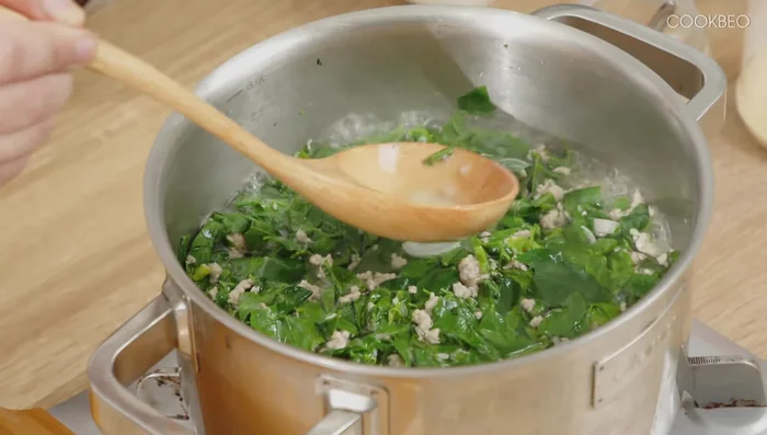 Nêm nếm gia vị: bột nêm, bột canh, nước mắm cho vừa ăn. Nấu thêm khoảng 1 phút nữa cho rau mềm.