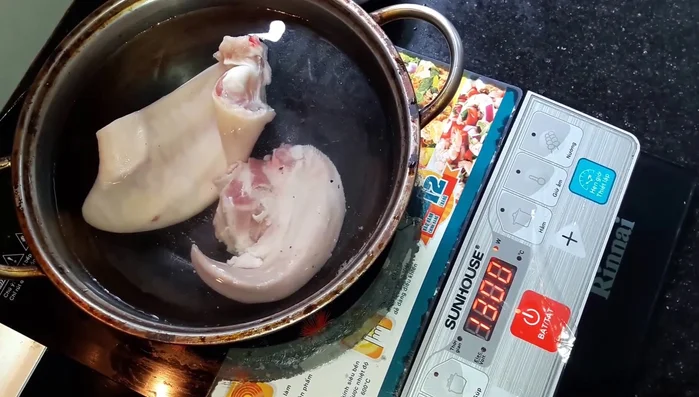 Vớt lưỡi heo, tai heo ra cho vào âu nước lạnh hoặc ngăn mát tủ lạnh để nguội, giúp tai heo trắng giòn hơn.