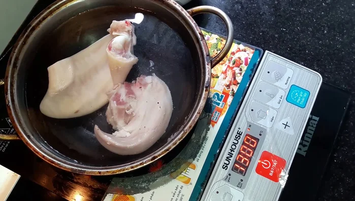 Đun sôi nước, sau khi nước sôi, đun thêm khoảng 5 phút nữa.