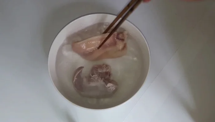 Thái lưỡi heo, tai heo thành lát mỏng.
