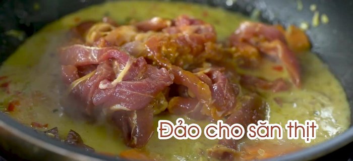 Xào đến khi thịt chín mềm, nước sốt sánh lại.