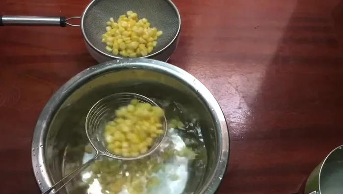 Vớt ngô ra để ráo nước khoảng 15 phút.