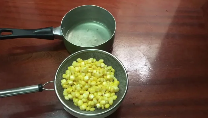 Ngâm ngô đã ráo nước vào nước đường (nước luộc ngô đã nguội) khoảng 1 ngày (hoặc qua đêm, bọc kín nếu thời tiết nóng).