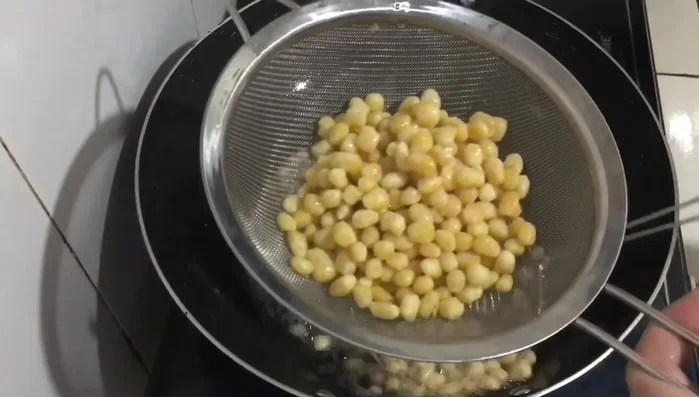 Vớt ngô ra để ráo dầu.