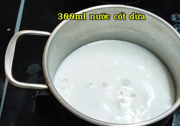 Trong lúc đó, nấu nước cốt dừa với đường phèn (20g), 1/8 muỗng cà phê muối. Đun sôi.