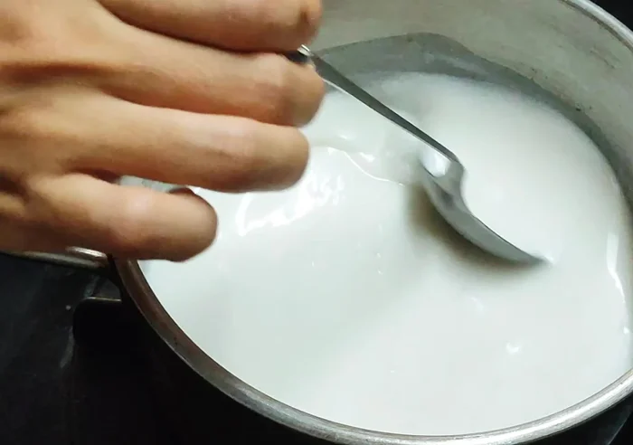 Đun sôi lại nước cốt dừa cho bột sắn dây chín kỹ, tắt bếp và để nguội.