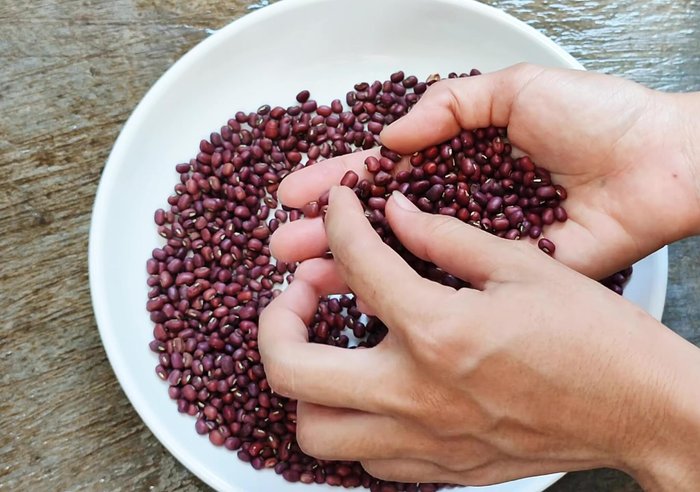 Vo sạch đậu đỏ, loại bỏ sạn và hạt sâu.