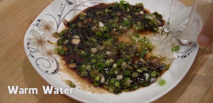 Đập trứng vào bát xì dầu, khuấy đều.