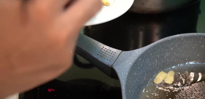 Thêm cà rốt và xúc xích vào xào.