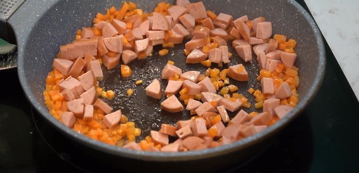 Cho thêm dầu ăn, dầu hào, đường, muối, nước mắm vào chảo, đun sôi.
