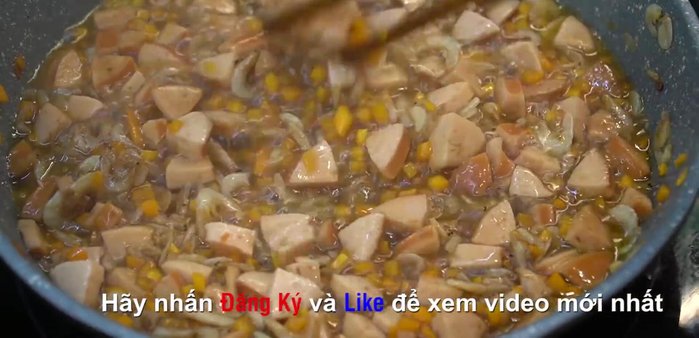Hòa tan bột ngô với nước rồi cho vào nước sốt, khuấy đều cho sánh lại.
