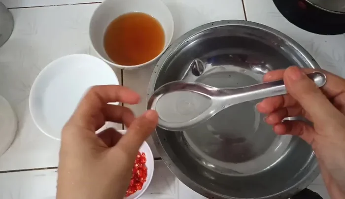 Pha nước mắm: Trộn đều 6 muỗng canh nước mắm, 8 muỗng canh nước dừa tươi (hoặc nước lọc), ớt bằm, tiêu và bột ngọt. Nêm nếm cho vừa khẩu vị. (71.79)