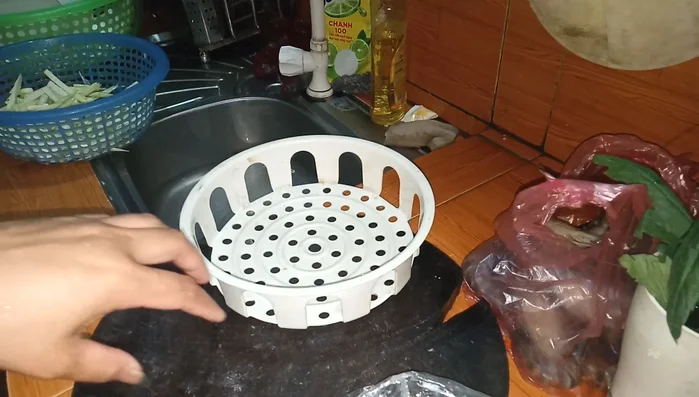 Chuẩn bị sả, gừng, lá chanh và tỏi. (4.339)