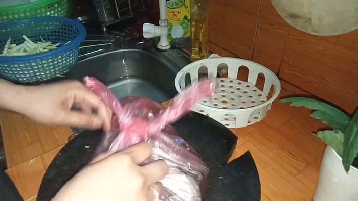 Rửa sạch tôm càng xanh và để ráo nước. (Bước này đã được thực hiện trong video)