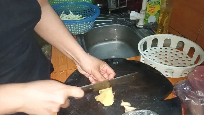 Lót sả và gừng xuống đáy nồi hấp. (83.78)