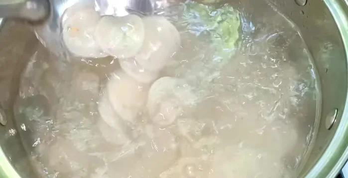 Vớt bánh phồng tôm ra, ngâm vào thau nước lạnh, rửa lại 2 lần cho ráo nước.