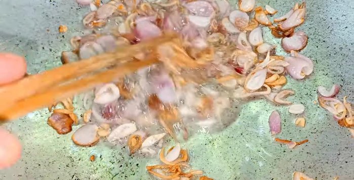 Phi thơm hành tím, trộn với bánh phồng tôm.