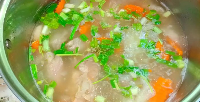 Sau 45 phút, xương giò heo mềm, thêm nước mắm.
